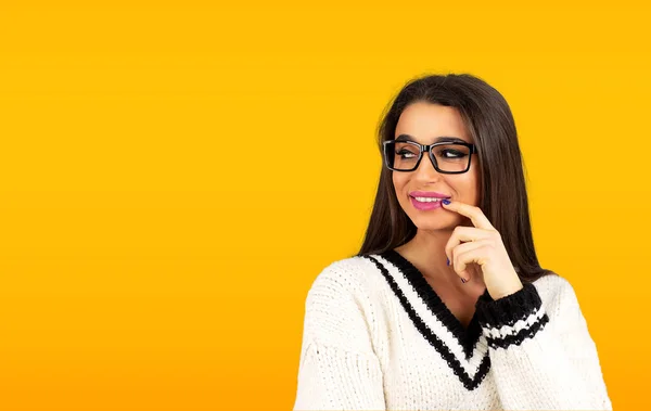 Sorrindo flertando mulher com o dedo nos lábios olhando para o lado — Fotografia de Stock