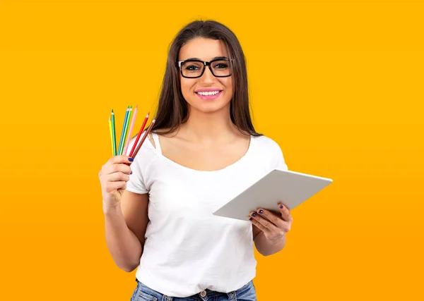 Happy graphic designer woman with colorful crayons and modern tablet computer — Stock Photo, Image