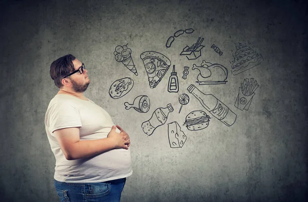 Hombre gordo hambriento pensando en comida chatarra —  Fotos de Stock