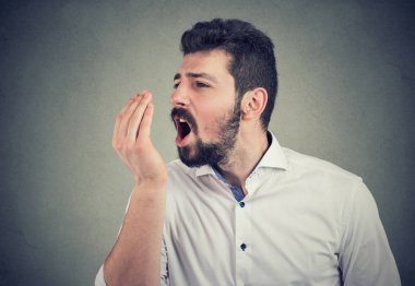 adam bir el nefes testi yapıyor