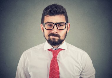 Şüpheci şüpheli iş adamı kameraya bakıyor 