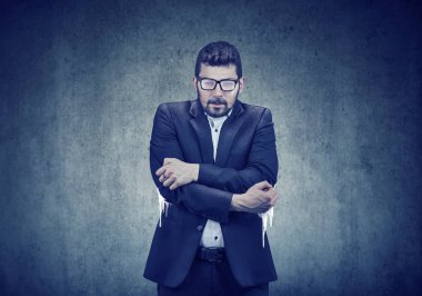 Genç, donan adam ofis çalışanı