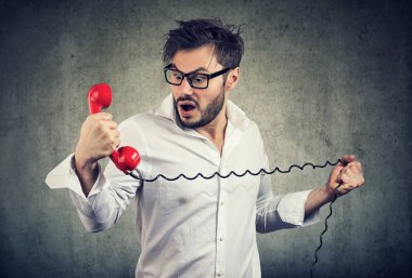 Kızgın şok adam telefon yakışıklı güvensizlik bakarak