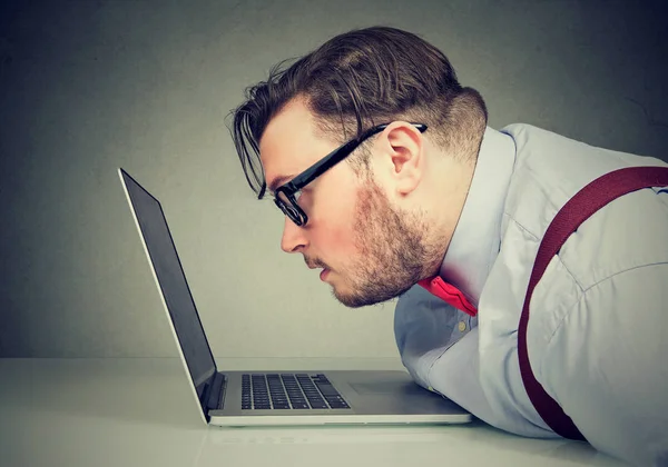 Side view of a man with bad vision having difficulty to read email — Stock Photo, Image