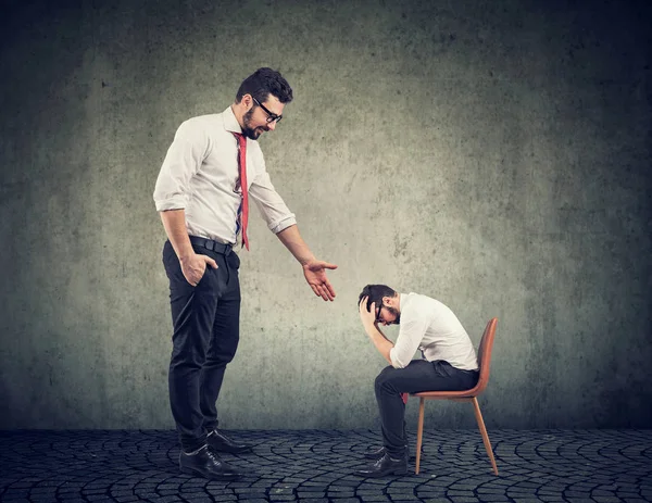 Gran Hombre Negocios Dando Una Mano Apoyando Pequeño Empresario Desesperado — Foto de Stock