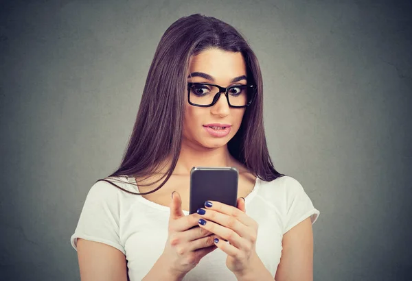 Chockad kvinna tittar på hennes mobiltelefon ser dåliga nyheter eller foton — Stockfoto