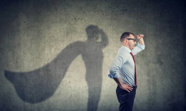 Bir süper kahraman gibi bir aspirasyon görünümlü hayal bir işadamıyan görünümü.