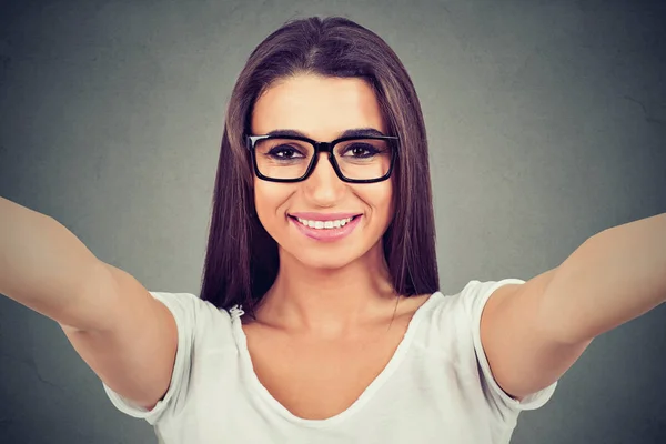 Primer plano de una joven hermosa mujer en gafas tomando selfie — Foto de Stock