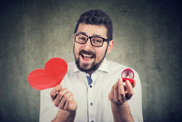 Homme super excité avec boîte à bague de mariage en forme de coeur rouge . — Photo