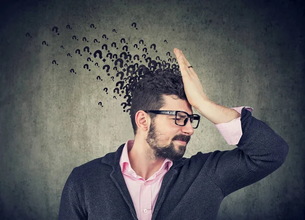 Hombre con expresión de rostro preocupado y muchas preguntas — Foto de Stock