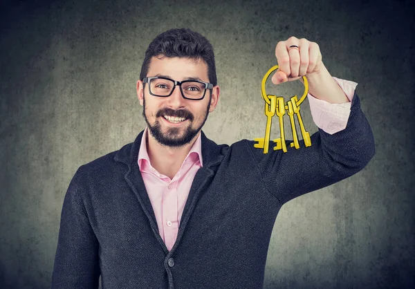 Šťastný muž držící staré klíče — Stock fotografie