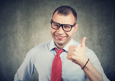 İş adamı gösteren başparmak yukarı el jest 