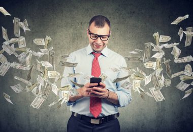 Mutlu iş adam dolar faturaları ile Smartphone kullanarak uzak ekrandan uçan 