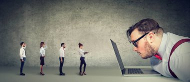 Bir iş için online uygulama işadamları grup analiz Laptop bakarak meraklı işadamı