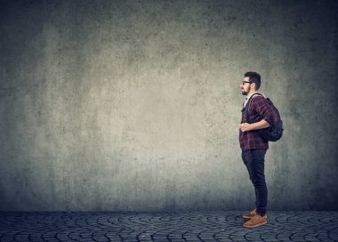 Duvar arka planda sırt çantası ile öğrenci 