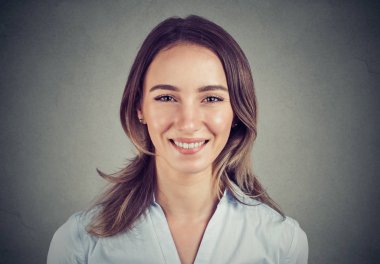 mutlu gülümseyen güzel iş kadın 