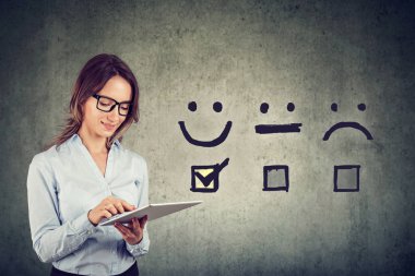 Mutlu iş kadını online memnuniyet anketi için mükemmel bir derece veren