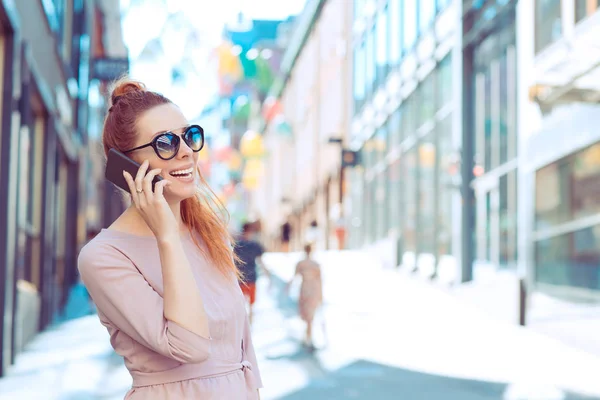 Χαρούμενη γυναίκα καλώντας σε ένα κινητό τηλέφωνο κοιτάζοντας μακριά περπάτημα στο δρόμο — Φωτογραφία Αρχείου