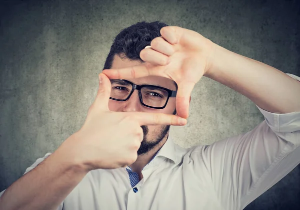 Hombre enmarcando un tiro perfecto —  Fotos de Stock