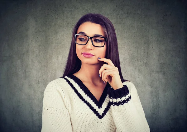 Jaloerse vrouw die naar de zijkant kijkt — Stockfoto