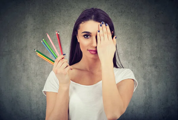 Mujer con lápices de colores sobre fondo de pared —  Fotos de Stock