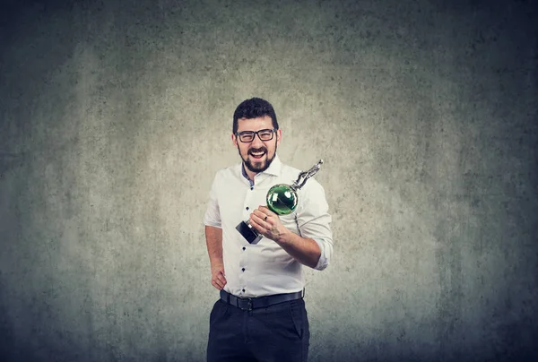 Aufgeregter Geschäftsmann gewinnt Trophäe — Stockfoto