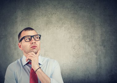 Düşünceli iş adamı sorunların çözümünü düşünüyor. 