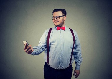 Komik tombul adam cep telefonuyla selfie çekiyor. 