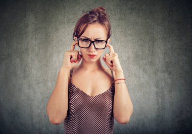 Sinirli kadın dinlemek istemiyor. 