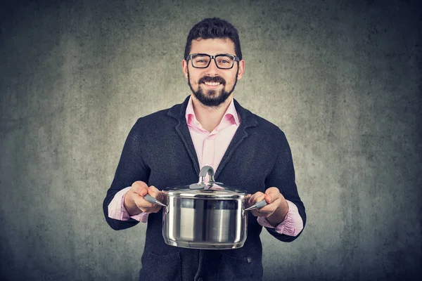 Щасливий красивий чоловік з кухонним горщиком — стокове фото