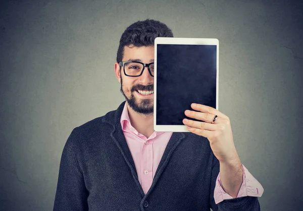 Fröhlicher Mann mit Tablette vor dem Gesicht — Stockfoto