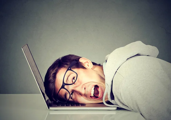 Sfrustrowany człowiek czuje się zestresowany swoim laptopem — Zdjęcie stockowe