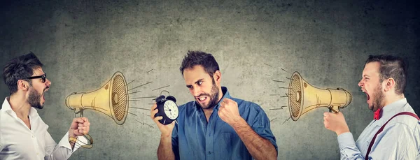 Retrato Hombre Enojado Mirando Despertador Con Dos Gerentes Gritándole Megáfonos —  Fotos de Stock