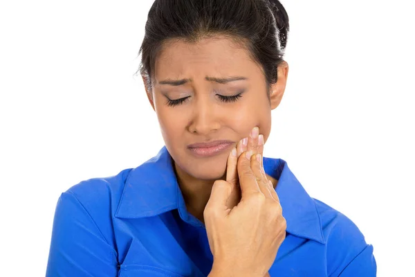 白い背景に歯痛を持つ若い女性の肖像画 — ストック写真