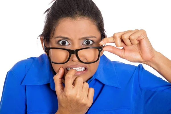 Retrato Una Joven Mordiéndose Las Uñas Viéndose Ansiosa Preocupada — Foto de Stock