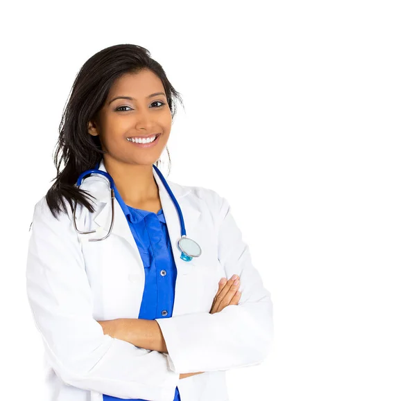 Portret Przyjaznej Uśmiechniętej Kobiety Pracownika Służby Zdrowia Fartuchu Laboratoryjnym Lekarza — Zdjęcie stockowe