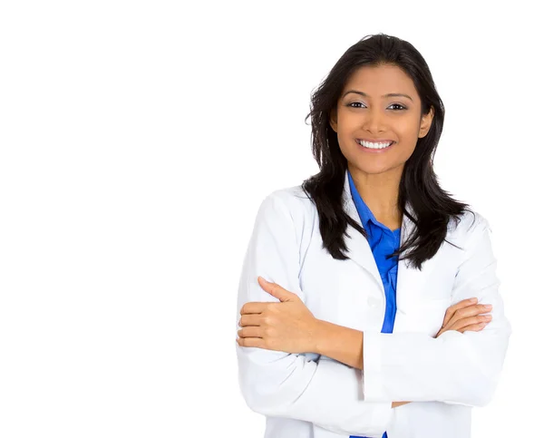 Retrato Una Mujer Sonriente Profesional Salud Con Bata Laboratorio Médico — Foto de Stock