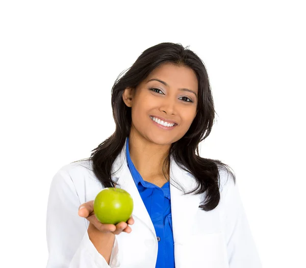 自信に満ちた笑顔の女性の肖像 研究室のコートを持つ医療専門家 緑のリンゴを持つ医師 — ストック写真