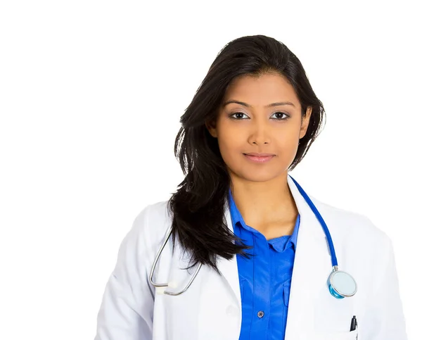 Retrato Una Mujer Sonriente Profesional Salud Con Bata Laboratorio Médico — Foto de Stock