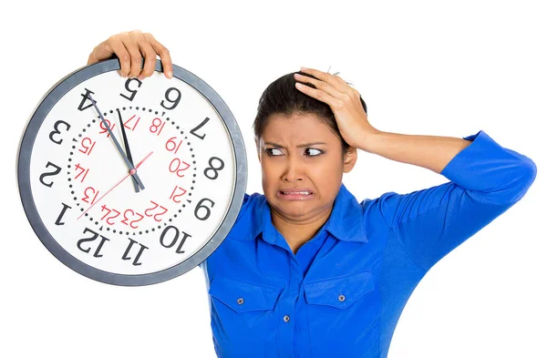 Retrato Uma Mulher Negócios Segurando Relógio Sentindo Muito Estressado Pressionado — Fotografia de Stock