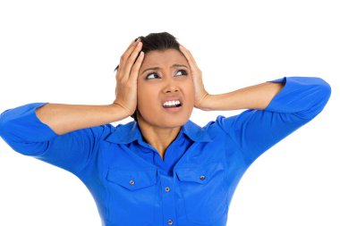 Genç ve mutsuz bir kadının portresi. Kulakları kapalı, yukarı bakıyor.