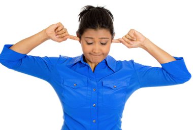 Genç ve mutsuz bir kadının portresi. Kulaklarını kapatmış, yüksek sesten rahatsız olmuş bir şekilde aşağıya bakıyor. 