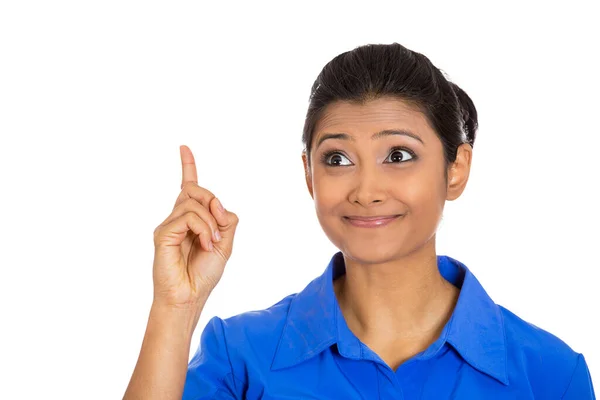 Mutlu Gülümseyen Işaret Parmağı Gösteren Genç Bir Kadının Portresi — Stok fotoğraf