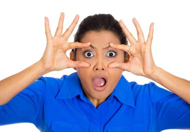 Beyaz arka planda izole edilmiş, şok olmuş genç bir kadının yakın çekimi. 