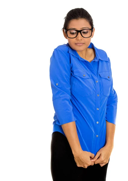 Retrato Uma Jovem Nerd Olhando Tímida Mulher Com Óculos Grandes — Fotografia de Stock
