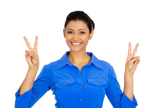 Портрет Молодой Счастливой Уверенной Женщины Дающей Мирную Победу Два Знака — стоковое фото