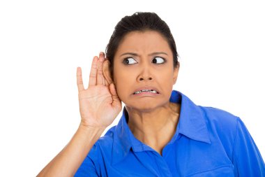 Burnunu her şeye sokan endişeli bir kadının portresi dedikodu konuşmasını dinliyor. 