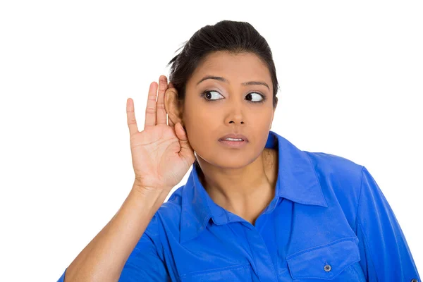 Portret Wścibskiej Kobiety Gestem Ręka Ucho Słuchającej Plotkarskiej Rozmowy — Zdjęcie stockowe