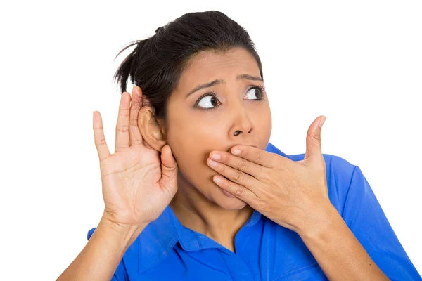 Portret Wścibskiej Zszokowanej Kobiety Gestem Ręka Ucho Słuchającej Plotkarskiej Rozmowy — Zdjęcie stockowe