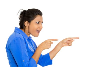 Yan profil portresi. Mutsuz, ciddi bir kadın. Parmakları olan birini işaret ediyor. 